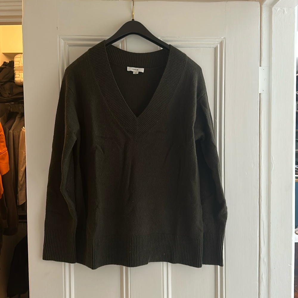 Vince Moss Cashmere V Neck Sweater Size M